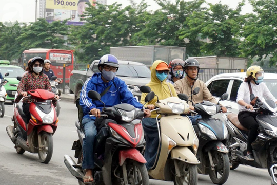 Ảnh: Nhiệt độ bất ngờ giảm sâu, người dân Thủ đô co ro giữa mùa hè