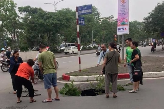 Hà Nội: Xuất hiện hố "tử thần" sâu gần 2 mét trên đường