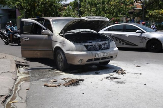 Ô tô 7 chỗ bất ngờ bốc cháy khi đang chạy trên đường