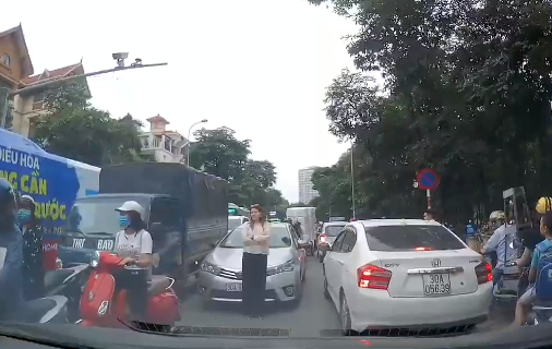 Clip người phụ nữ ngoại quốc xuống xe phân luồng giao thông gây chú ý trên MXH