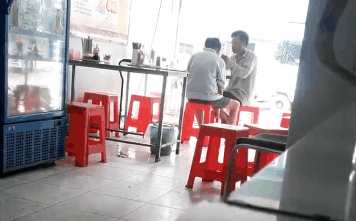 Hình ảnh người con trai lam lũ ân cần ngồi bón từng thìa bún cha già gây xúc động