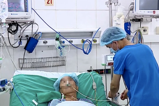 Cứu sống du khách nước ngoài 79 tuổi đột ngột bị vỡ tim