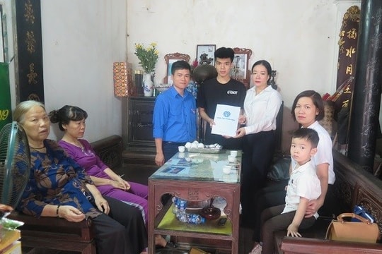 Tặng thẻ BHYT cho hai con của nữ lao công bị tài xế say đâm ở đường Láng