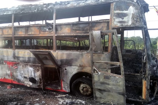 Xe khách bốc cháy dữ dội lúc rạng sáng, hàng chục người tháo chạy