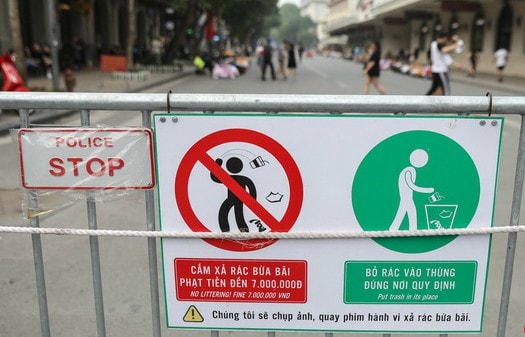 Ảnh: Phố đi bộ Hồ Gươm sạch đẹp nhờ tấm biển "Cấm xả rác bừa bãi, phạt tiền đến 7.000.000 đồng"