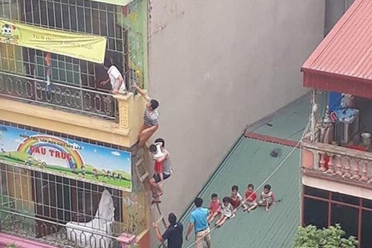 Hà Nội: Cháy trường mầm non, người dân phải trèo tầng 4 để giải cứu trẻ