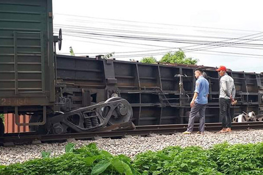 Tàu trật bánh tại Nam Định, đường sắt Bắc - Nam tê liệt
