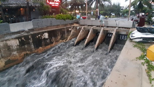 "Điểm danh" hàng loạt khách sạn, nhà hàng xả thải vượt phép ra biển Đà Nẵng