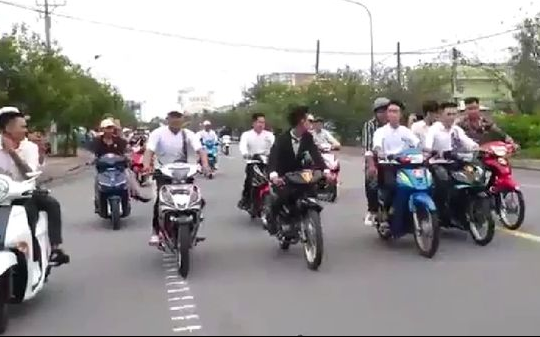 Xác minh nhóm thanh niên đầu trần dàn hàng ngang "bốc đầu" trên đường