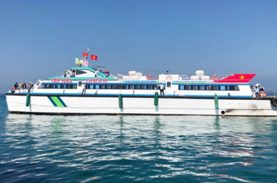 Chiêm ngưỡng "chuyên cơ trên biển" đưa du khách từ đất liền ra đảo Lý Sơn