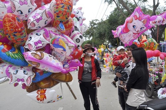 Nổ chùm bóng bay, 4 người đàn ông phải nhập viện