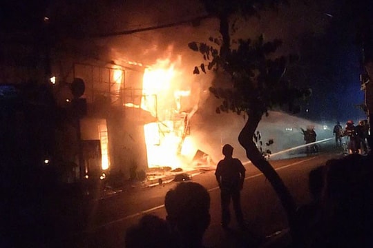 Hỏa hoạn kinh hoàng lúc rạng sáng, người dân phá mái tôn thoát thân