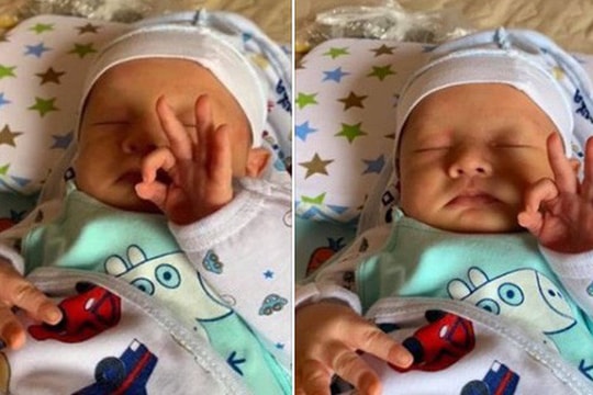 Dân mạng trầm trồ với bức ảnh em bé sơ sinh đang ngủ cũng tranh thủ tạo dáng