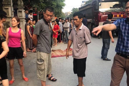 Hà Nội: Xe đạp va chạm xe bán tải, 2 cháu nhỏ thương vong