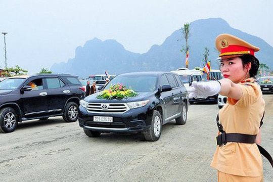 Hình ảnh nữ cảnh sát xinh đẹp tận tình phân luồng giao thông trong Đại lễ Vesak 2019