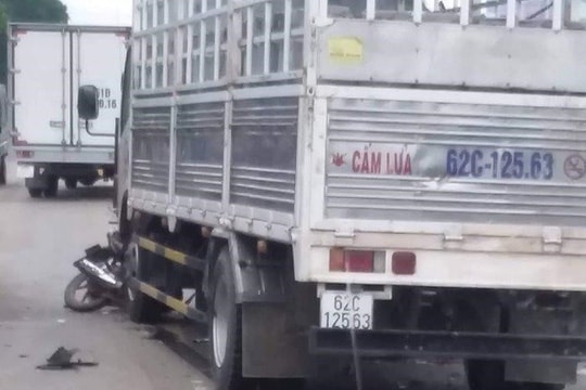 Va chạm với ô tô chở gas, nam sinh lớp 10 đi xe máy tử vong