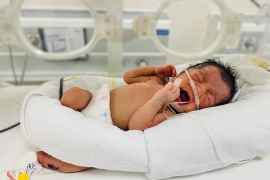 Phát hiện bé sơ sinh bị bỏ rơi bên đường trong tình trạng nguy kịch