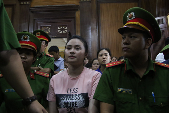 Mặc áo có dòng chữ “nhạy cảm” hầu toà, Ngọc Miu trở thành đề tài tranh luận trên MXH