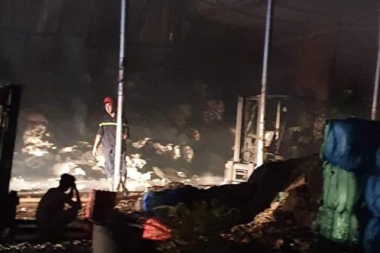 Công ty sản xuất bông gòn bốc cháy dữ dội, nhiều hàng hóa bị thiêu rụi