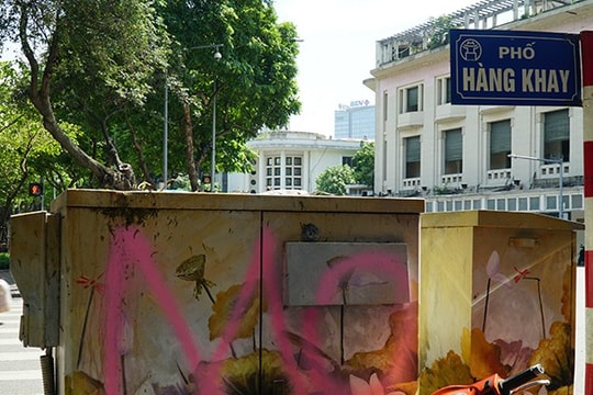 Ảnh: Hoàng loạt bốt điện ở Thủ đô bị bôi bẩn sau một thời gian "khoác áo mới"