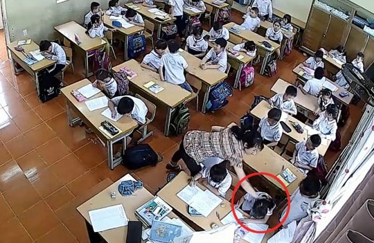 Phẫn nộ nữ giáo viên tát và đánh liên tiếp vào đầu nhiều học sinh