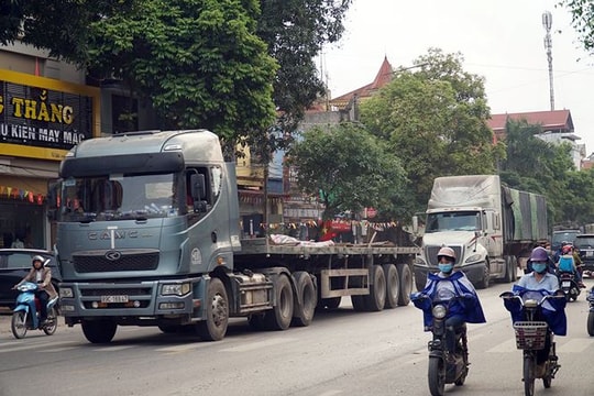 Ảnh: Né trạm thu phí cao tốc Hà Nội - Hải Phòng, hung thần container "rồng rắn" vào quốc lộ