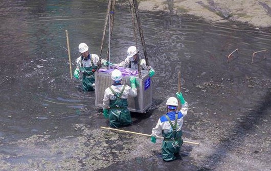 Ảnh: Hà Nội thí điểm làm sạch sông Tô Lịch bằng công nghệ Nhật Bản