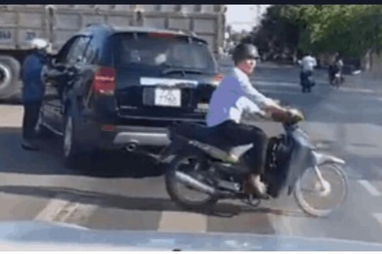 Clip tài xế ô tô vô tư dừng xe giữa ngã tư "buôn chuyện" bị dân mạng ném đá