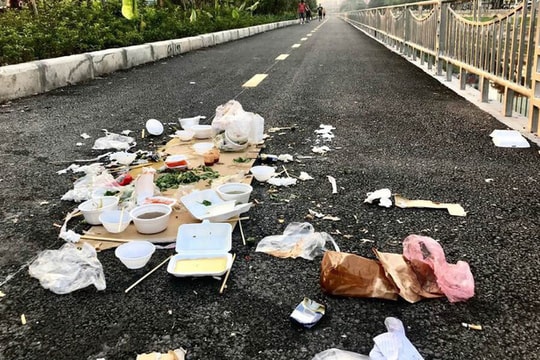 Hình ảnh tàn dư sau bữa tiệc của nhóm người thiếu ý thức trên làn đi bộ đường Láng gây bức xúc