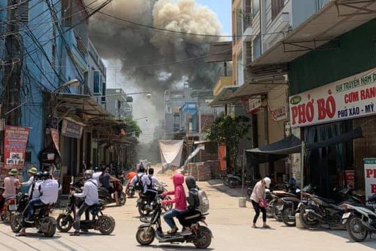 Hà Nội: Xưởng gỗ hàng trăm mét vuông bốc cháy dữ dội giữa trưa nắng