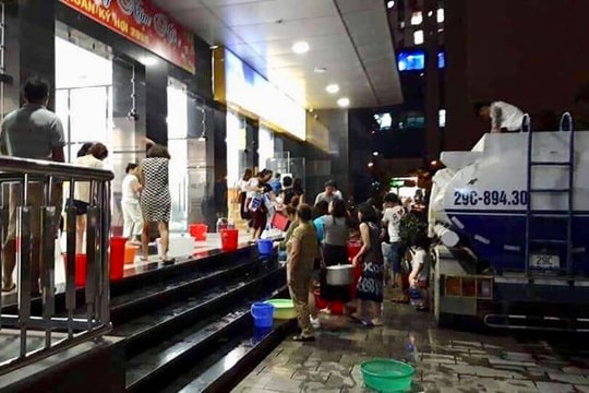 Ảnh: Hàng trăm cư dân chung cư Hà Nội khốn khổ bê từng xô nước trong đêm