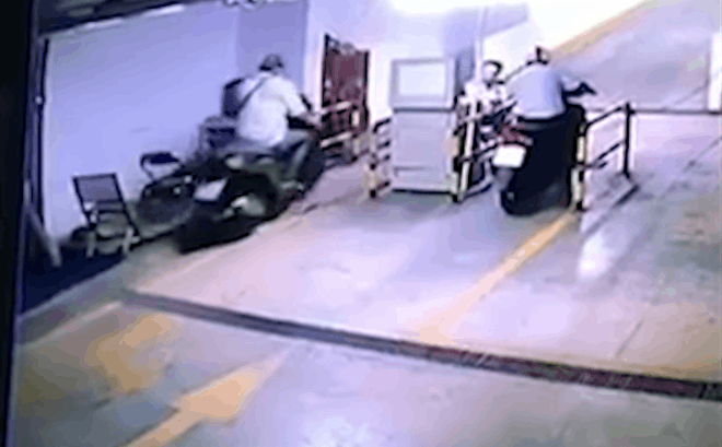 Clip: Trộm đột nhập hầm chung cư, lấy xe SH rồi tẩu thoát ngay trước mặt bảo vệ
