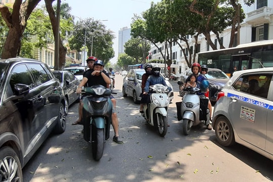 Ảnh: Người dân Thủ đô vật vã chống chọi với nắng nóng trên 40 độ C