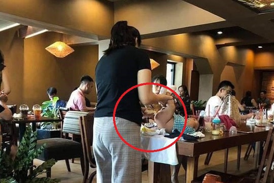 Mẹ trẻ đặt con lên bàn rồi vô tư thay tã giữa quán cà phê bị CĐM chỉ trích gay gắt