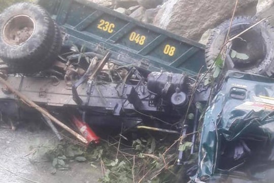 Xe tải lao xuống vực sâu, 3 người thương vong