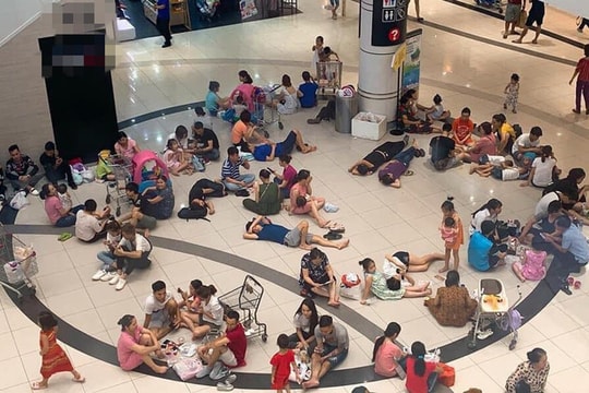Hình ảnh khách nằm tránh nóng la liệt trong Trung tâm thương mại gây tranh cãi MXH