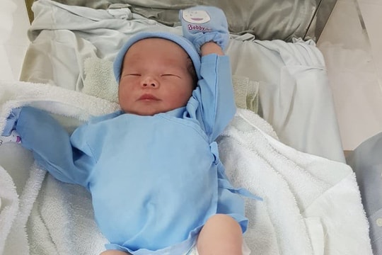 Bé trai sơ sinh nặng khoảng 3,5kg còn nguyên dây rốn bị bỏ rơi