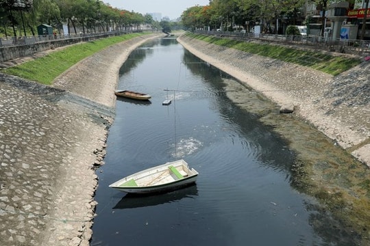 Sông Tô Lịch bớt nặng mùi sau 3 ngày thử nghiệm làm sạch bằng công nghệ Nhật Bản