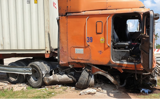 Xe container đâm xe ô tô ở trạm thu phí, 2 người nguy kịch