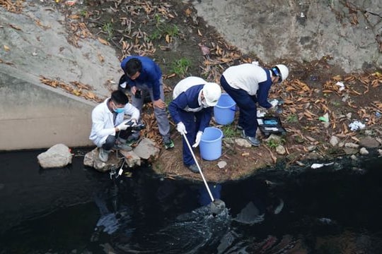 Ảnh: Kiểm tra chất lượng nước sông Tô Lịch sau khi thí điểm làm sạch bằng công nghệ Nhật Bản