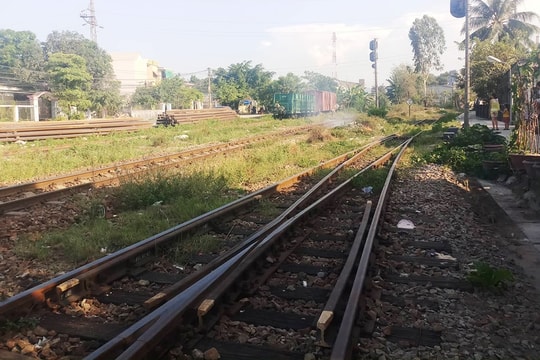 Nằm trên đường ray, nam thanh niên bị tàu hỏa tông tử vong