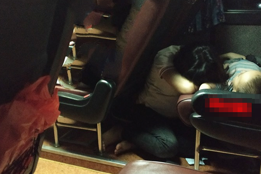 Khoảnh khắc mẹ nằm sàn xe canh giấc ngủ cho con khiến CĐM nghẹn ngào