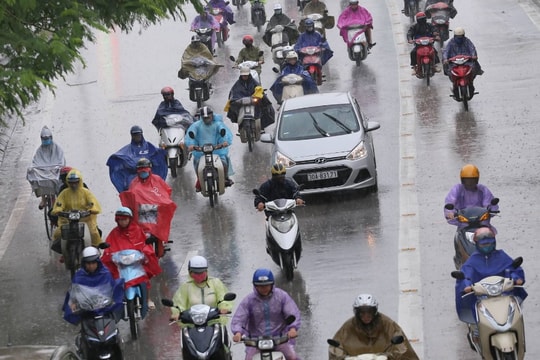 Ảnh: Người dân Thủ đô hòa mình trong "cơn mưa vàng" giải nhiệt