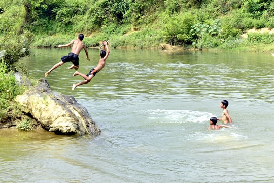 Đi tắm suối, 4 học sinh trung học cơ sở đuối nước tử vong