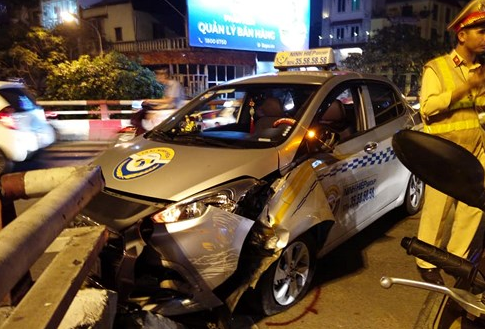 Hà Nội: Tài xế taxi ngủ gật húc vỡ thành cầu Chương Dương