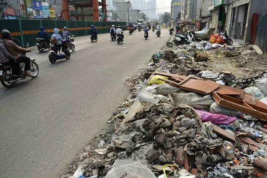 Ảnh: Rác thải ngổn ngang tại dự án đường vành đai 2 Trường Chinh