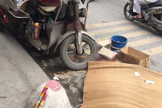 Hà Nội: Người đi xe máy bị xe 3 bánh đè tử vong