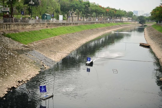 Ảnh: Sự chuyển biến của nước sông Tô Lịch sau 6 ngày đặt “bảo bối” Nhật Bản