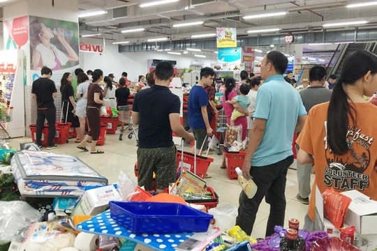 Khách đổ xô mua hàng giảm giá, siêu thị Auchan tan hoang trước ngày đóng cửa