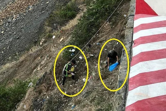 Không ngại hiểm nguy,  nhóm thanh niên đu dây xuống đèo nhặt rác gây chú ý